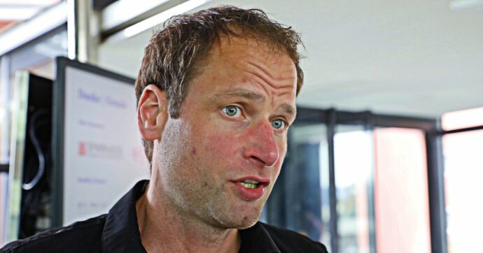 I giudici fermano Schwazer nella mezza maratona mentre lotta per la vittoria: lui riparte e poi si ritira