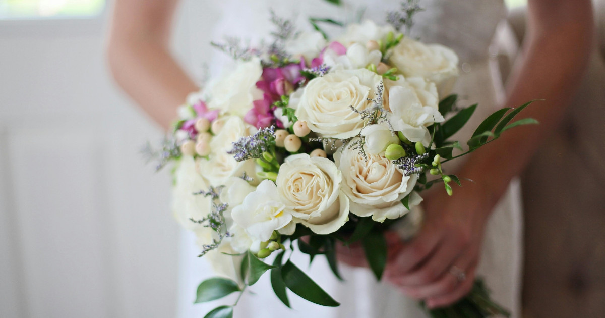 L’arte del bouquet perfetto: come sceglierlo in base all’abito, i fiori portafortuna e gli ultimi trend