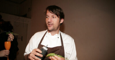 Copertina di “Mi scuso con chi ha sofferto, non riuscivo a reggere la pressione. Oggi sto imparando a gestire la rabbia”: lo chef del Noma conferma gli abusi e i maltrattamenti nel ristorante stellato