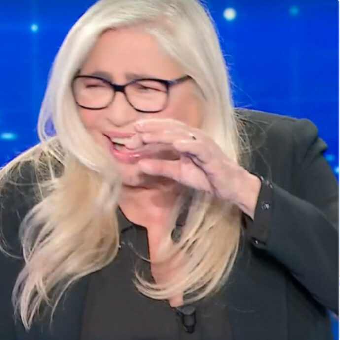 “Tu vedi lo stesso ‘pippo’ da 26 anni, io da 8”, “Se devo essere sincera non lo vedo più”: l’esilarante gag tra Elettra Lamborghini e Mara Venier a “Domenica In”