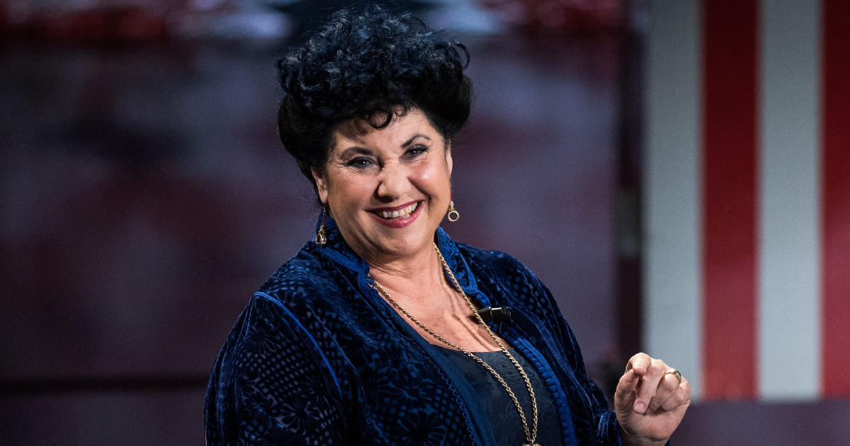 “Volevano portarmi ‘in regalo’ a un produttore, credevano avrei fatto di tutto. Ma io giravo con una borsetta piena di sassi e la tirai nel posto giusto”: il racconto di Marisa Laurito