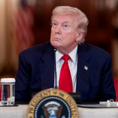 Copertina di Attacco all’Iran, la minaccia di Trump: “Il leader non durerà senza l’ok Usa”. Però senza invasione è difficile