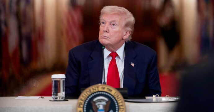 Attacco all’Iran, la minaccia di Trump: “Il leader non durerà senza l’ok Usa”. Però senza invasione è difficile