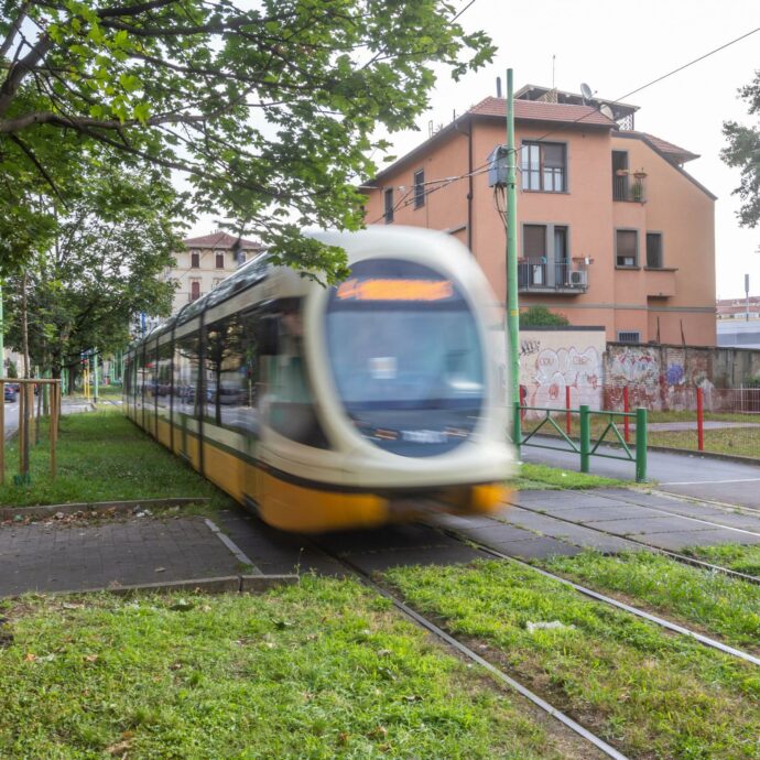 “Non abbandona e non tradisce, lo sento in casa dietro di me”: si innamora del tram 3013 e lo sposa, la storia di Sandra Rahm e perché alcune persone si innamorano degli oggetti