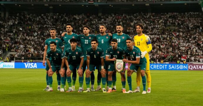 Mondiali, caso Iraq: aeroporti chiusi e visti bloccati, non può partire per gli spareggi. La Fifa propone il viaggio in bus