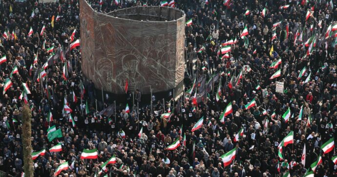 Iran, Nato intercetta missile sulla Turchia. Trump: “Uccidere Mojtaba Khamenei? Non ve lo dico”. Putin offre aiuto all’Europa per il caro energia