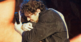 Copertina di Francesco Gabbani mantiene la promessa e duetta con PierC di X Factor durante il suo concerto – IL VIDEO