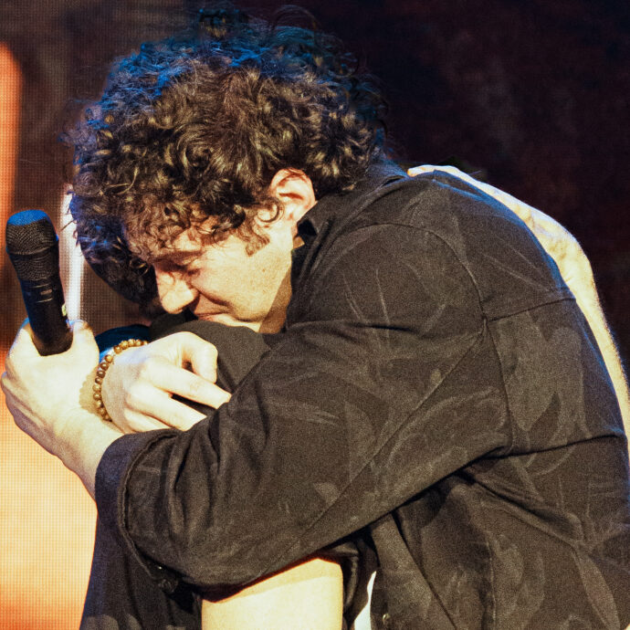 Francesco Gabbani mantiene la promessa e duetta con PierC di X Factor durante il suo concerto – IL VIDEO