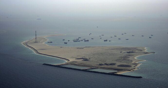 Stretto di Hormuz, la scommessa dell’armatore greco Prokopiou: invia cinque navi e una viaggia già al largo dell’India