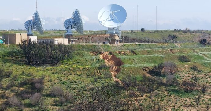 A Niscemi la frana “minaccia” il Muos, l’allarme per il rischio dell’inclinazione delle antenne e le radiazioni