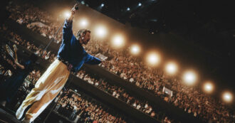Copertina di Perché sono stati vietati i telefonini al concerto di Harry Styles a Manchester? Netflix ha l’esclusiva e riprende tutto: è il marketing, bellezza – VIDEO