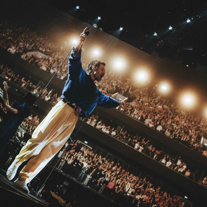 Perché sono stati vietati i telefonini al concerto di Harry Styles a Manchester? Netflix ha l’esclusiva e riprende tutto: è il marketing, bellezza – VIDEO