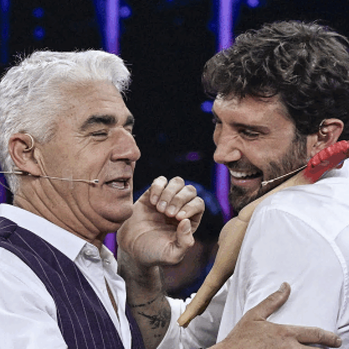 “Sanremo 2027 con Stefano De Martino? È un amico, gli sarò vicino dietro le quinte. Non so se salirò sul palco, ma ci vuole l’idea giusta”: parla Biagio Izzo