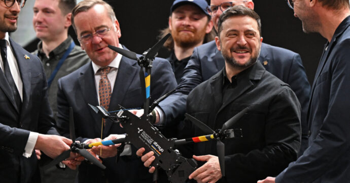 Guerra all’Iran, il progetto di Zelensky: vendere a Usa e paesi del Golfo droni per bloccare gli Shahed in cambio di missili Patriot