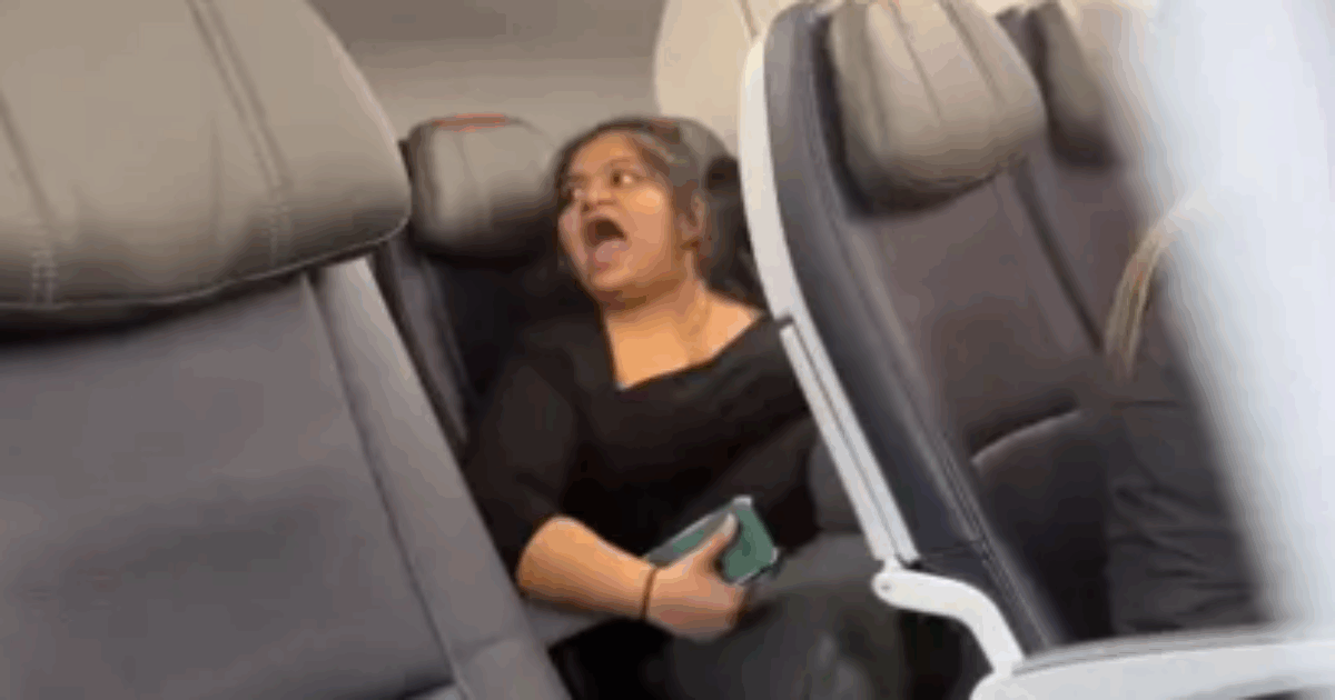 “Mi state buttando fuori dall’aereo perché ho ascoltato un video senza auricolari al 50% del volume?”: caos sull’aereo, passeggera viene fatta scendere