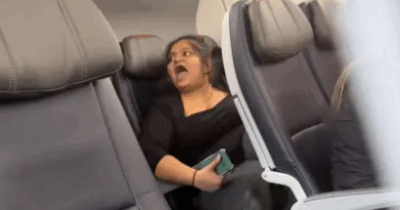 Copertina di “Mi state buttando fuori dall’aereo perché ho ascoltato un video senza auricolari al 50% del volume?”: caos sull’aereo, passeggera viene fatta scendere