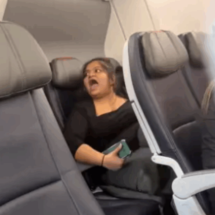 “Mi state buttando fuori dall’aereo perché ho ascoltato un video senza auricolari al 50% del volume?”: caos sull’aereo, passeggera viene fatta scendere