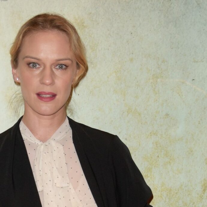 “A Babbo Natale chiesi di farmi risvegliare maschio, così papà mi avrebbe accettato. Non avevo un bel rapporto con lui”: così Antonia Liskova