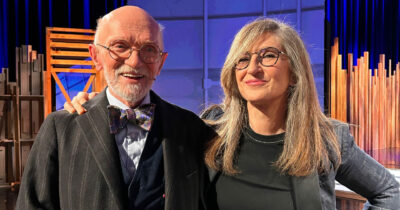 Copertina di “Dite di non avere tempo di cucinare, ma avete tempo per vedere i cuochi in tv”. Franco Berrino a teatro lancia al pubblico il cibo preconfezionato dei treni