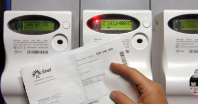 Copertina di Vittorio Cogliati Dezza: “Il cortocircuito della crisi climatica: favorisce le disuguaglianze sociali che hanno contribuito a crearla”