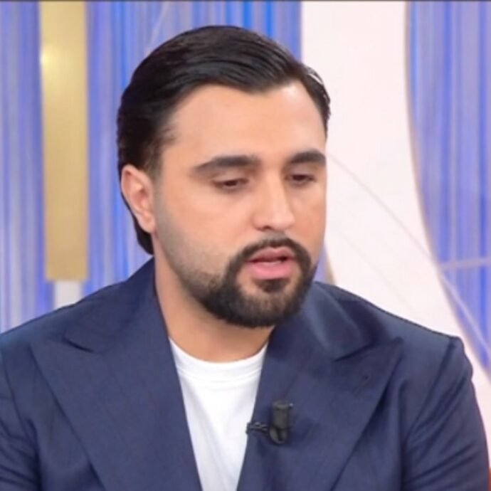 “Non c’erano vacanze, si strappava qualche giornata al mare ai nonni. Della mia malattia ho saputo dopo perché ero troppo piccolo”: così Francesco, il figlio di Sal Da Vinci