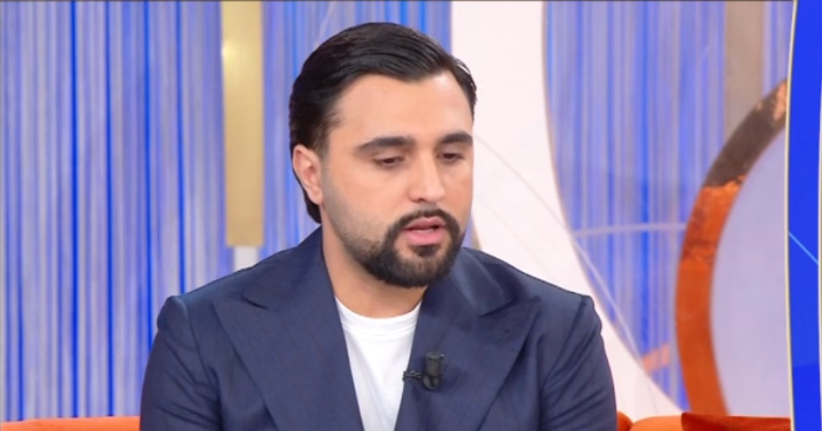 “Non c’erano vacanze, si strappava qualche giornata al mare ai nonni. Della mia malattia ho saputo dopo perché ero troppo piccolo”: così Francesco, il figlio di Sal Da Vinci