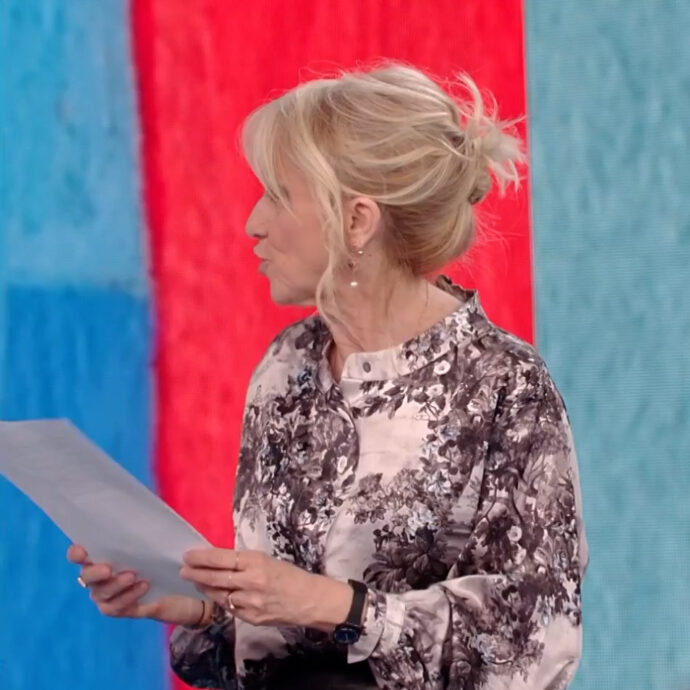 “Non potevi andare in Liguria come fanno tutti i Cuneesi? Così in tre ore eri da La Russa a cenare sotto il busto del Duce?”: la letterina di Luciana Littizzetto a Crosetto