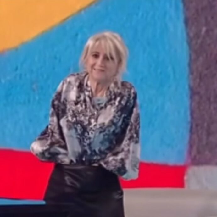 Luciana Littizzetto ‘ravana’ dentro la gonna: “Faccio come i maschi”, Fabio Fazio: “Non sei Raf”. La gag a Che tempo che fa