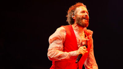 Copertina di “Dopo l’incidente ho un danno neurologico permanente, so cosa posso fare e non fare. Ho quasi 60 anni, li sento tutti. Gli stadi? I posti in cui si suona peggio”: così Jovanotti. Attesa per l’ok del live a Barletta, dopo le ispezioni