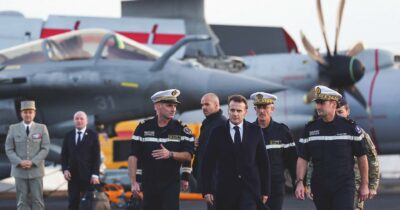 Copertina di Iran: Von der Leyen imita Trump e invoca il “regime change”, Macron fa lo show con l’elmetto sulla portaerei