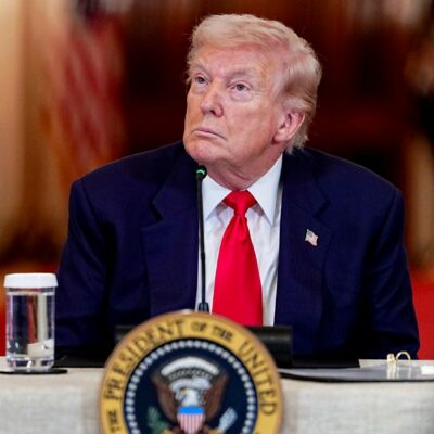 Copertina di Attacco all’Iran, il petrolio a 120 dollari: il G7 ipotizza il rilascio delle riserve. Putin a Ue: “La Russia è disponibile”