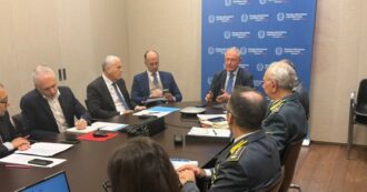 Copertina di Salgono ancora i prezzi dei carburanti, Urso: “Contrastiamo la speculazione”. I consumatori: “Solo aria fritta”