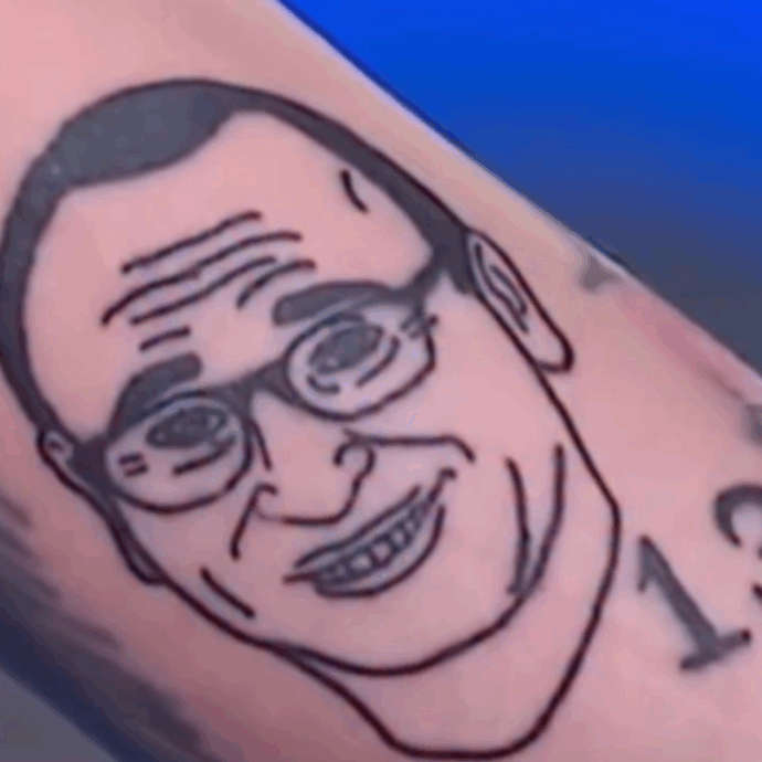 La cantante de Le Bambole di Pezza si è tatuata la faccia di Carlo Conti sul braccio: ecco com’è venuta e perché lo ha fatto