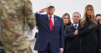 Copertina di Trump davanti ai morti Usa col cappello da baseball: Fox News usa immagini d’archivio per nasconderlo