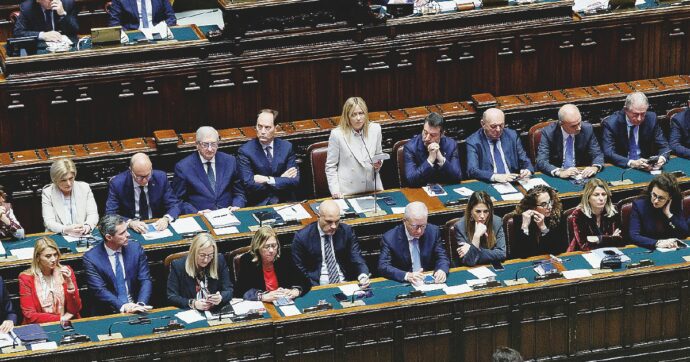 Meloni oggi in aula: la destra non cita Trump. Pd-5S divisi