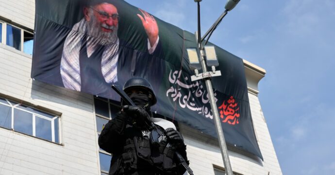 Guerra in Iran, Usa a Israele: “Stop ai raid sulle infrastrutture”. 007: “Teheran si prepara a minare lo Stretto di Hormuz”