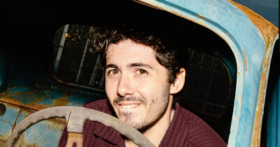 Copertina di “Gli artisti? Sono un po’ rompic**oni e grandi esperti di ristoranti. La mia droga è l’abitudinarietà, ma provo a sconfiggerla uscendo fuori dal mio guscio. Volevo vincere Sanremo, anche se…”: così Fulminacci