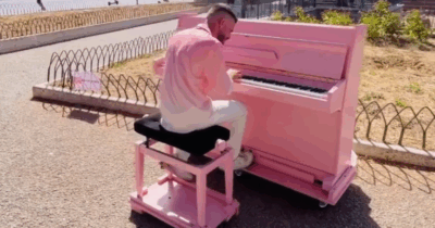 Copertina di “Mi sono allontanato pochi minuti e al ritorno ho trovato la portiera forzata e gran parte della strumentazione rubata”: lo sfogo di Angelo Santirocco, il ragazzo del “Pianoforte rosa”