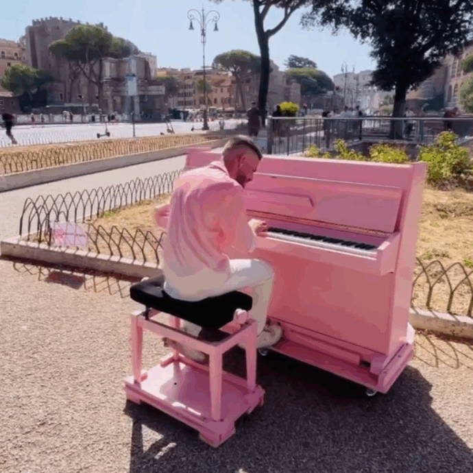 “Mi sono allontanato pochi minuti e al ritorno ho trovato la portiera forzata e gran parte della strumentazione rubata”: lo sfogo di Angelo Santirocco, il ragazzo del “Pianoforte rosa”