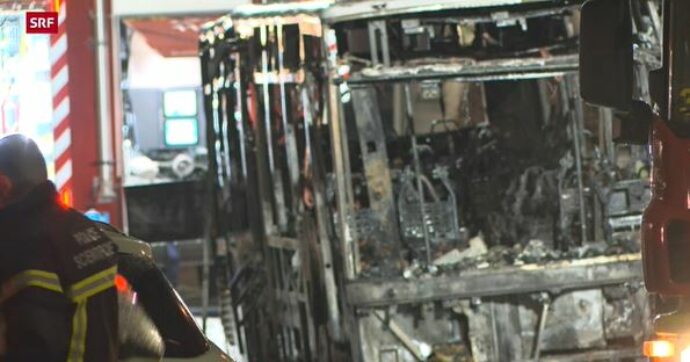 Svizzera, autobus in fiamme nel centro di Kerzers: diversi morti e feriti. Un testimone: “Un uomo si è dato fuoco”