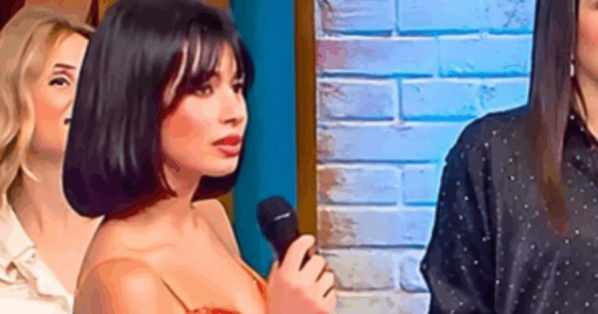“Ragazze svestite per fare audience, poi si riempiono la bocca con la parità”: la Rai rimuove il post social con Martina Millidi di Affari Tuoi dopo le numerose critiche. Cosa è accaduto