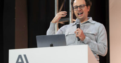 Copertina di Il boom di download dopo la “messa al bando” del governo Usa: tra etica ed efficienza, perché ora Claude batte ChatGpt