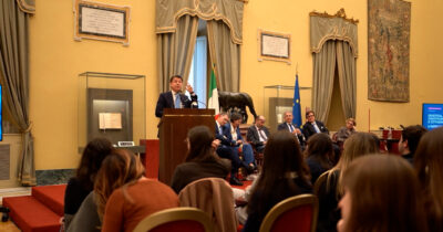 Copertina di Attacco Usa in Iran, Conte: “Meloni non condanna e non condivide? Ma che leader è, che primato della politica è?”