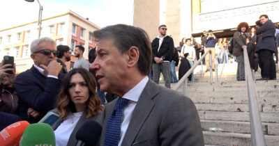 Copertina di “Mentre il Medio Oriente brucia Meloni non riesce a scontentare Trump. Quando si preoccuperà per famiglie e imprese?”: l’affondo di Conte