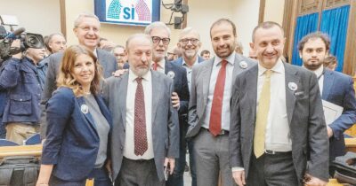 Copertina di “Così ci farete perdere il referendum”: renziani e centristi del Sì all’attacco della destra