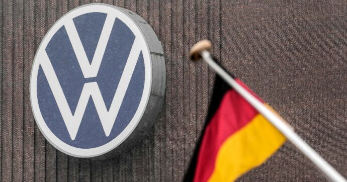 Volkswagen, utili dimezzati nel 2025. Tra dazi, ristrutturazioni e crisi Porsche