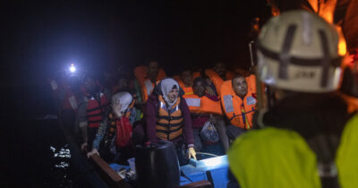 Copertina di Trafficante di esseri umani arrestato a Caltanissetta: la sua organizzazione responsabile di 63 morti in mare