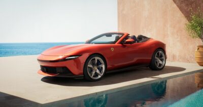 Copertina di Sotto il cielo di Amalfi, la nuova Spider firmata Ferrari che trasforma il viaggio in sogno – FOTO e VIDEO