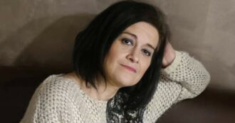 Copertina di Uccisa a coltellate dall’ex compagno: lui era ai domiciliari ma senza il braccialetto elettronico perché non disponibile