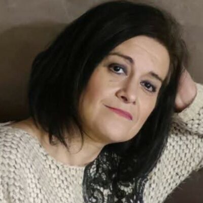 Copertina di Uccisa a coltellate dall’ex compagno: lui era ai domiciliari ma senza il braccialetto elettronico perché non disponibile